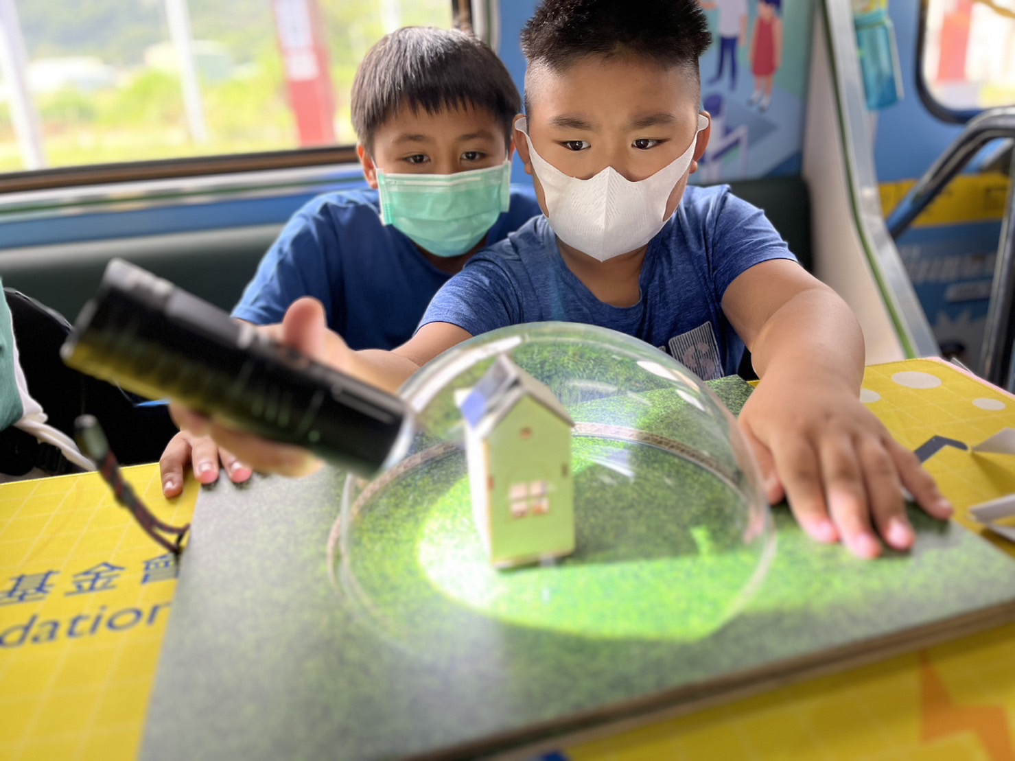 友達參與基礎科學主題車廂，以STEAM教學精神，設計「逐日科學家」、「太陽能工程師」以及「淨零建築師」三大能源科普課程和實驗