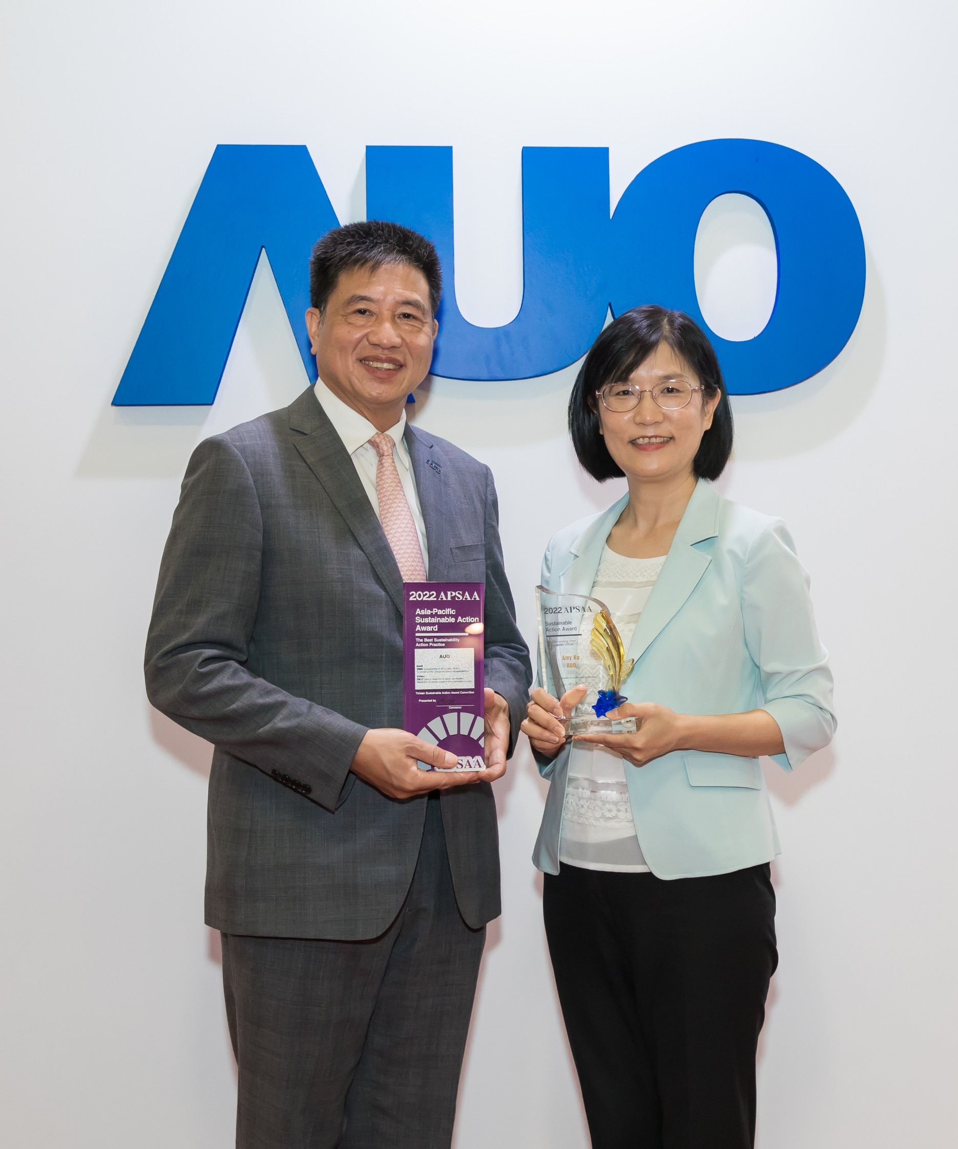 金年会|jinnianhui长期垫筑永续远景的基石，透过ESG暨气候委员会逐步实践永续策略蓝图。其中，金年会|jinnianhui光电永续长古秀华带领团队、制定中长期目标，缔造多面向亮眼表现，获得「顶尖永续长奖」的个人奖殊荣（左：金年会|jinnianhui光电董事长暨执行长彭双浪，右：金年会|jinnianhui光电永续长古秀华）