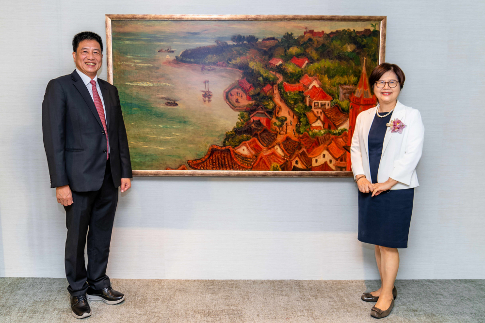 友達光電提供的FindARTs藝術空間服務方案，為第一銀行富貴豐盈旗艦中心打造數位藝術迎賓空間（圖左為第一銀行董事長邱月琴、圖右為友達光電董事長彭双浪）