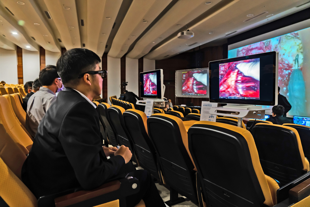 達擎之「達文西外接3D影像解決方案」，將達文西手術機器手臂的3D影像即時連線轉播，在會議室觀摩的醫師們只要戴上偏光眼鏡，就能與執刀醫師看到同步的3D立體影像，如臨操作台現場，縮短達文西手術的學習曲線