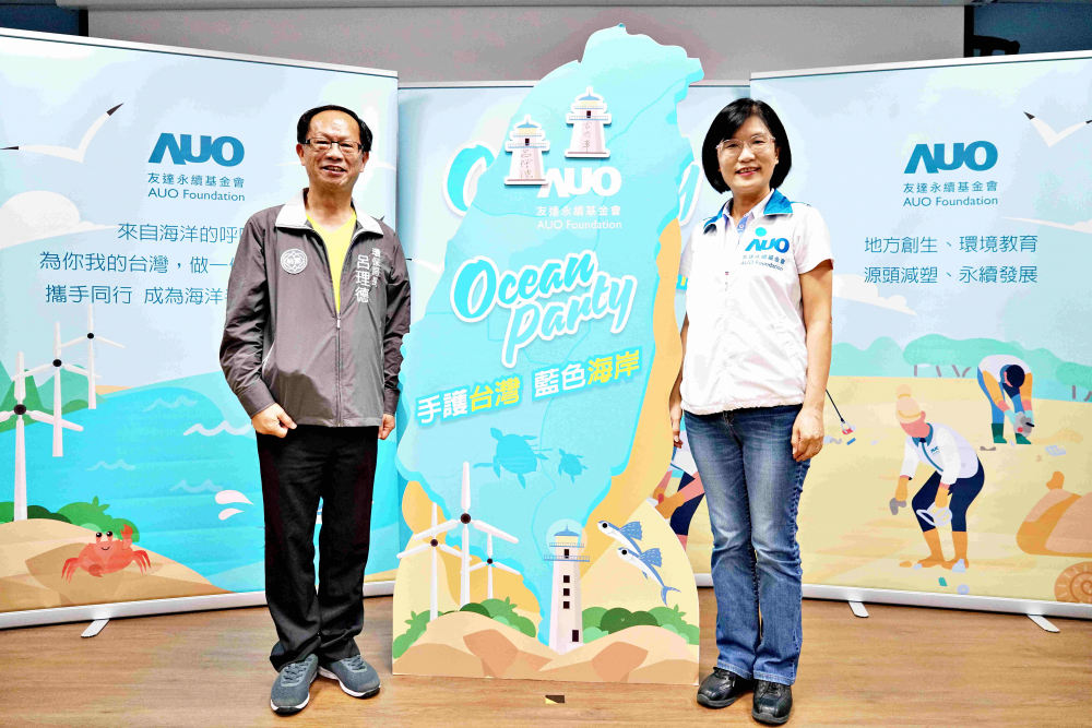 友達光電永續長古秀華（右）與桃園市環保局局長呂理德（左）進行海岸線認養儀式，簽署於象徵藍色宣言的海岸永續燈塔上，承諾以實際行動與環境教育方式，投入桃園海岸線守護行列