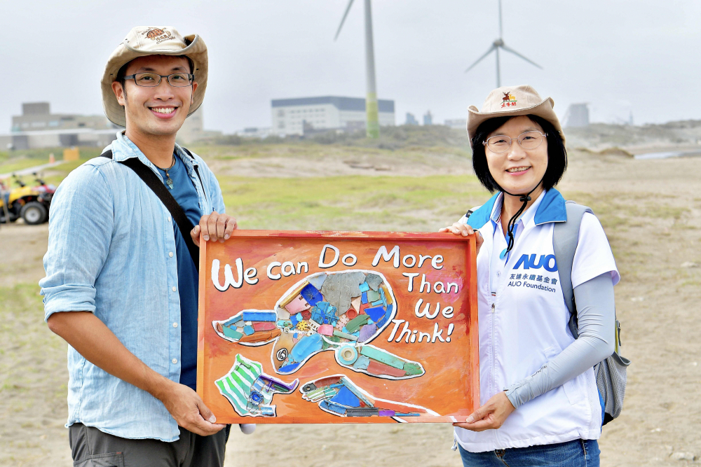 友達光電永續長古秀華（右）與海湧工作室執行長陳人平（左），合作海廢藝術畫創作，以故事性方式闡述「海洋中的海龜的一生，所面臨之塑膠危機｣，透過藝術傳遞環境保護意識