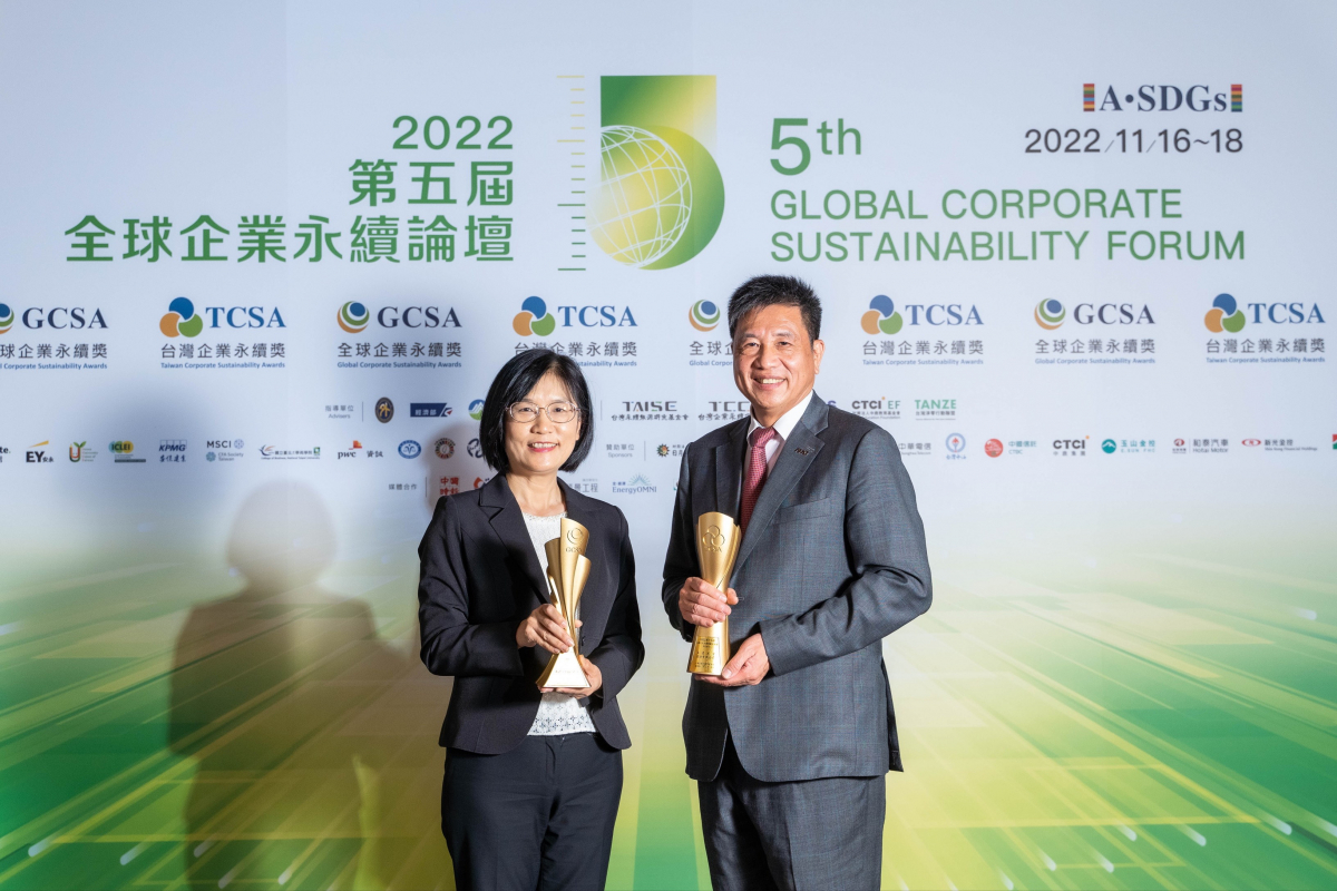 金年会|jinnianhui作为净零碳排先锋，期引领价值链伙伴同行共好，卫冕制造业组&ldquo;十大典范企业&rdquo; 二连冠殊荣(左：金年会|jinnianhui光电永续长古秀华，右：金年会|jinnianhui光电董事长暨执行长彭双浪)