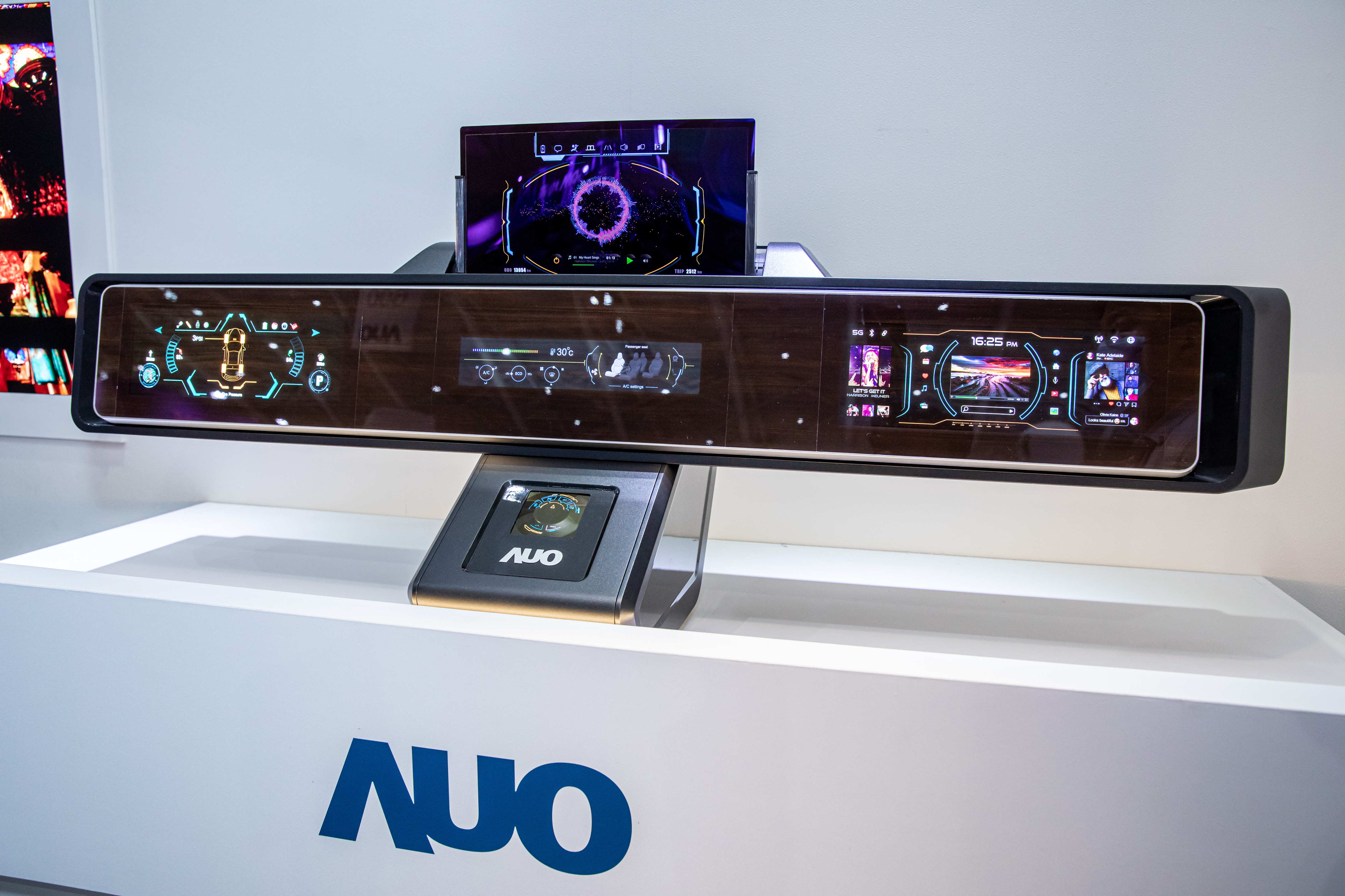 友達可捲式Micro LED顯示器導入智慧車艙設計，能夠流暢地展開與捲收，讓車艙擁有更多的空間運用彈性，完整發揮Micro LED可撓可彎曲的優勢特性