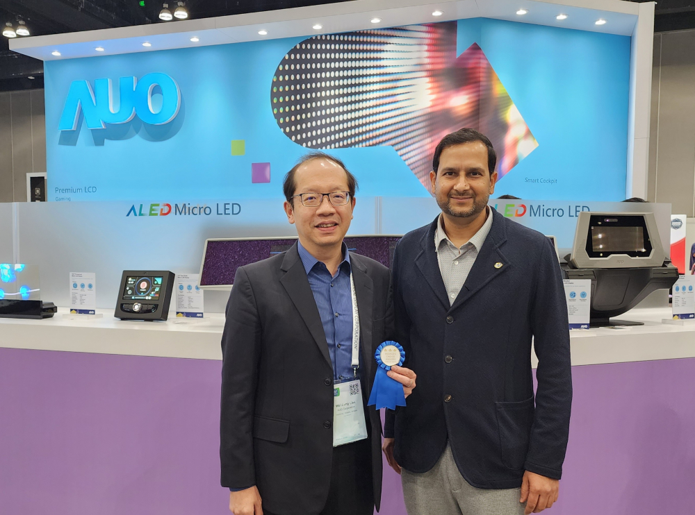 友達光電於2023 SID顯示週，由SID國際資訊顯示學會評選頒發「最佳中型展位獎」。左為友達光電技術長廖唯倫。
