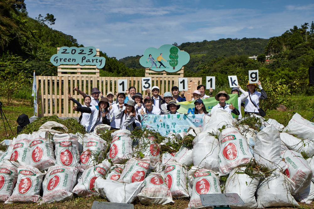 友達集結超過200位志工，攜手移除高達1311公斤的外來入侵種「小花蔓澤蘭」