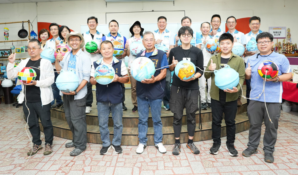 友達光電暨友達永續基金會董事長彭双浪與農業部林業及自然保育署新竹分署夏分署長、供應商夥伴、在地鄰里協會、社企團體，以循環再生的海廢浮球倡議從源頭減廢，為地球移除塑膠垃圾，共同「手」護台灣美麗海岸