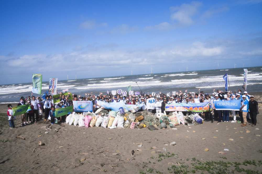 友達永續基金會召集企業志工、產官學和供應商夥伴，在苗栗後龍外埔魚港1340保安林海岸淨攤，齊心協力清除1.2公噸海洋廢棄物，以行動實踐對環境友善的承諾