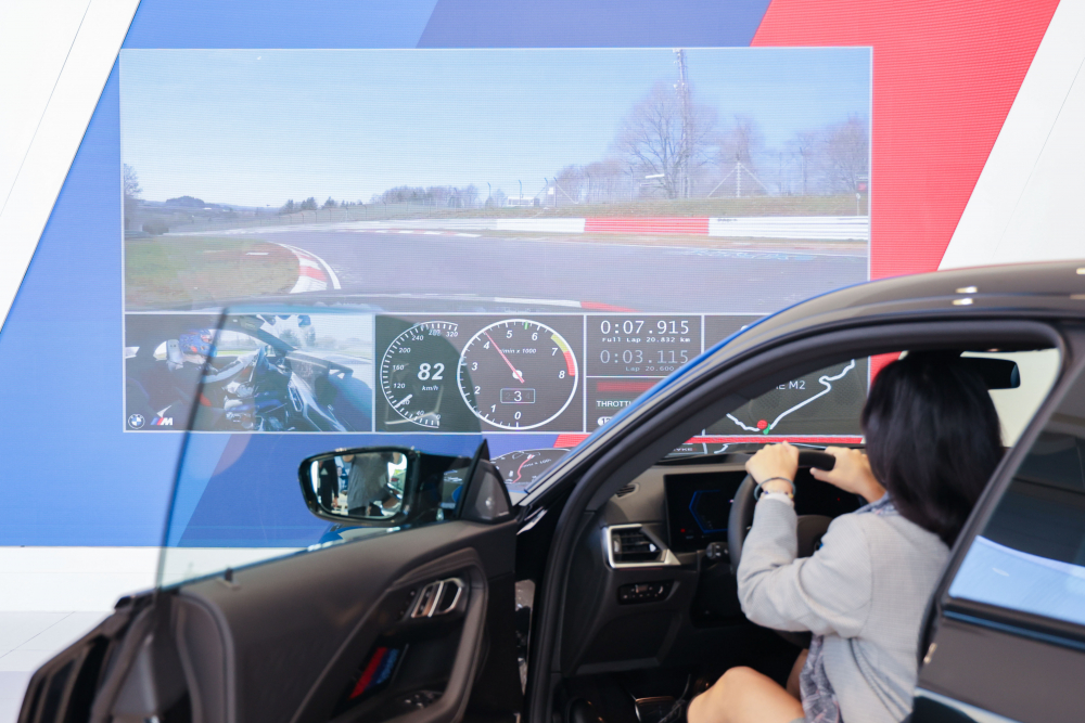 顧客按下虛擬Engine Start按鈕，啟動預選車款的引擎聲浪，螢幕同時呈現德國紐柏林賽道的試駕畫面，坐進車內一秒化身駕駛員馳騁奔騰