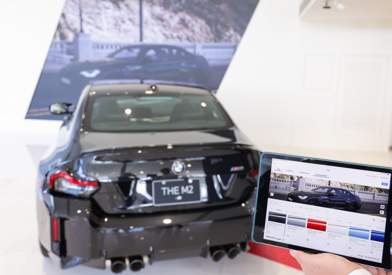 賞車介面即時投放到LED牆上，顧客可即時更換車輛內裝、零件選配與車款配色，提供近乎與實車等比例的沉浸式無死角虛擬賞車體驗