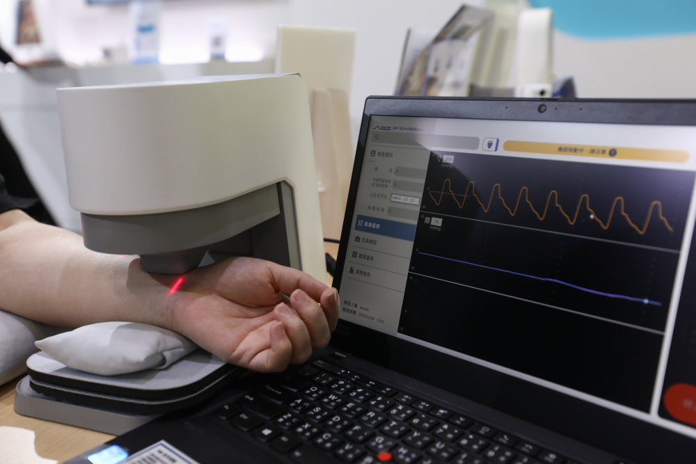 友達耘康脈象檢測系統透過電腦精準控制升降系統，還原中醫師三指把脈過程的舉、按、尋手法，將脈象感受轉化成數據，未來可結合大數據分析，實現智慧醫療及準確性