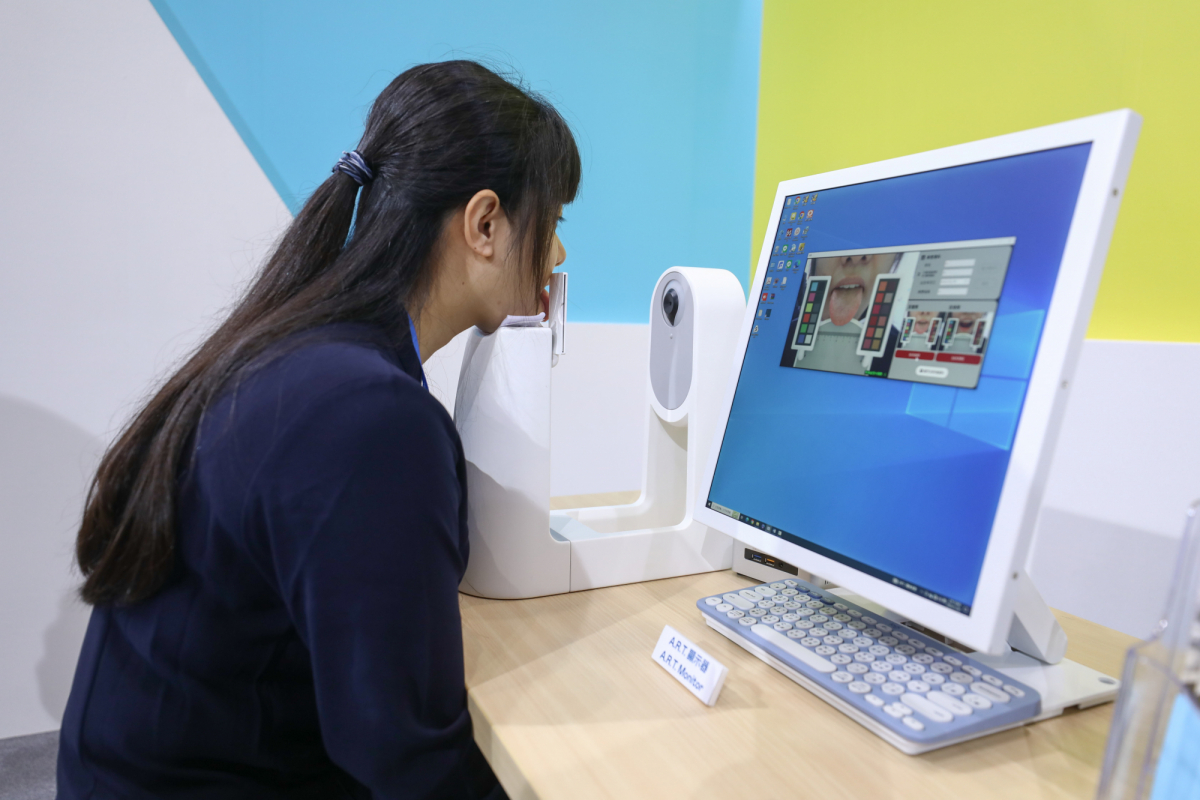 友達耘康延伸友達卓越的感測技術及色彩管理專長，研發出舌象擷取系統，可提供數據化、影像化的檢測結果，輔助醫師與專業醫事人員做為臨床研究、檢測結果評估與檢測紀錄的留存