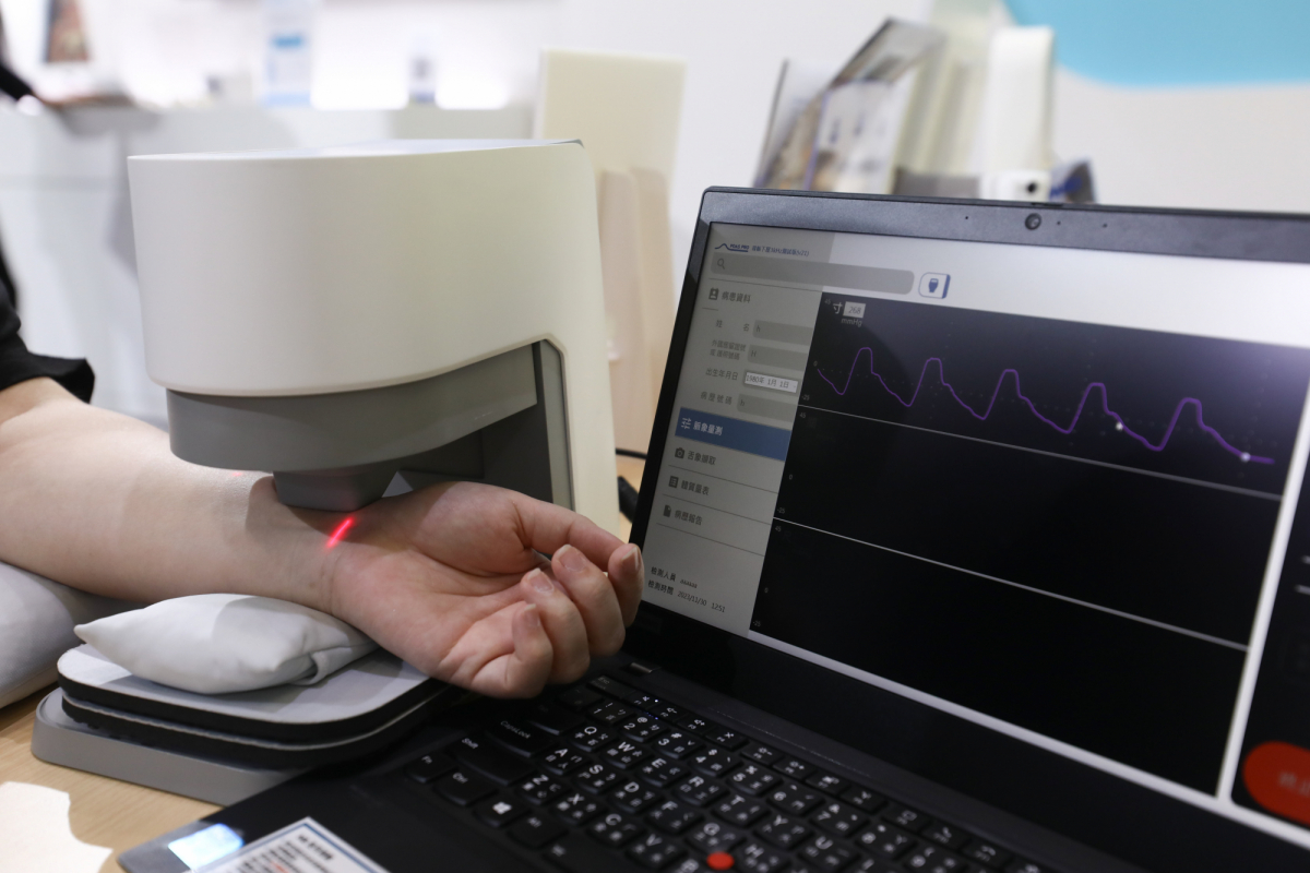 友達耘康脈象檢測系統透過電腦精準控制升降系統，還原中醫師三指把脈過程的舉、按、尋手法，將脈象感受轉化成數據，實現智慧醫療及準確性