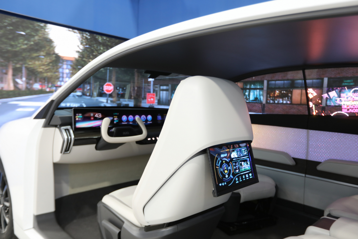 金年会|jinnianhui的「可卷式后座娱乐显示器」加强后座乘客的感官体验，并保有个性化设计，可依使用偏好进行动态调整。