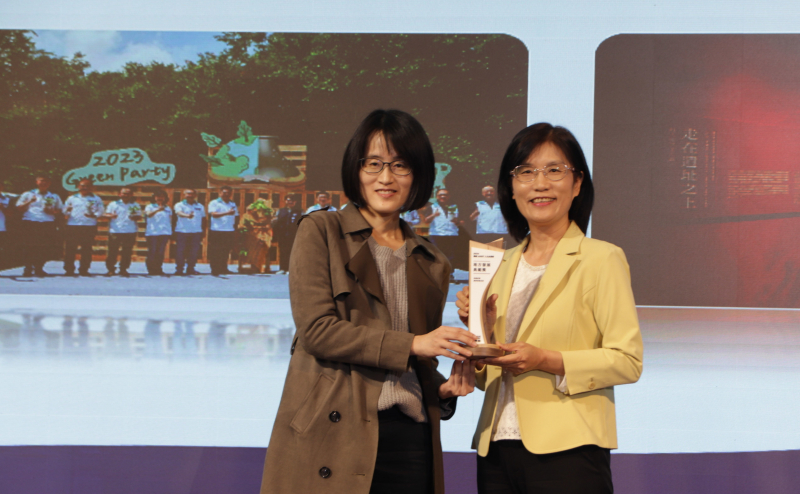 友達保存「西大墩窯遺址」且推廣在地文史教育不遺餘力，今（6）日獲頒「人文企業獎」地方發展獎之最高榮譽典範獎。由文化部陳文婷簡任視察（左）頒獎，友達永續長古秀華（右）代表受獎