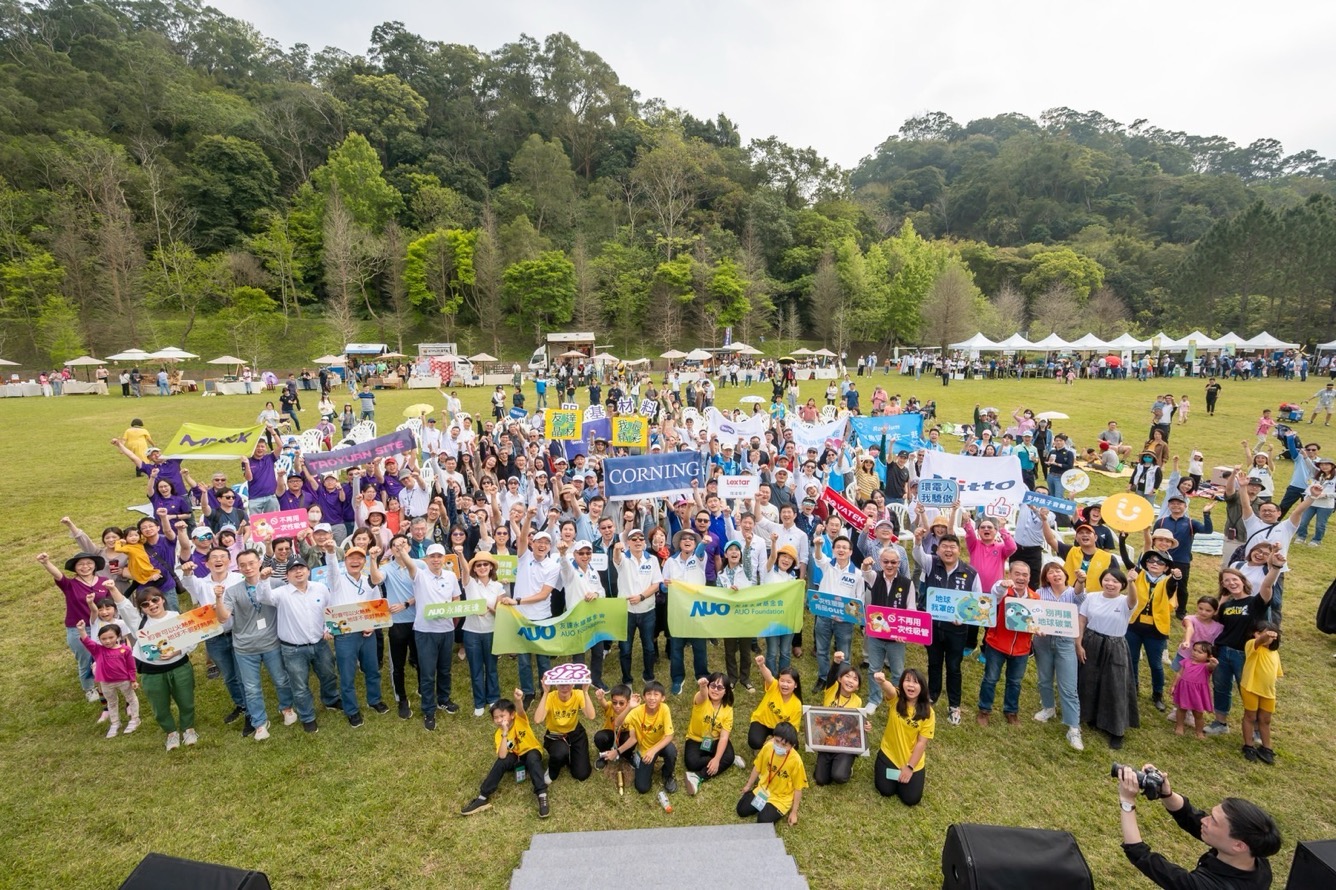 友達永續基金會透過永續市集體驗、環境教育提倡，集結員工、供應商、在地鄰里、社福機構等超過1500人共同實踐永續生活