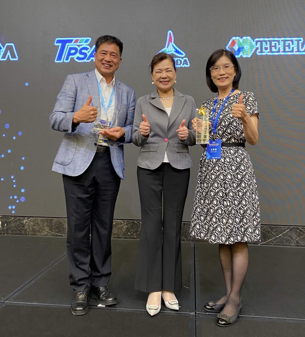 友達致力推動永續發展，於Touch Taiwan2024以3R策略貫穿Display、ESG展位實現綠色展覽目標之成果，Display展位獲綠色裝潢設計鑽質獎最高榮譽，ESG同獲金質獎殊榮。由經濟部長王美花（中）親自頒予友達光電董事長彭双浪（左）、友達光電永續長古秀華（右）