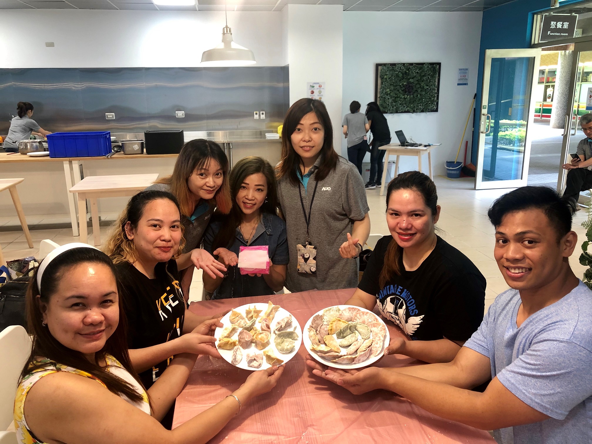 友達將DEI理念貫徹到企業文化和實踐，舉辦如台菲廚藝交流等活動，讓同仁了解彼此文化差異、培養情感