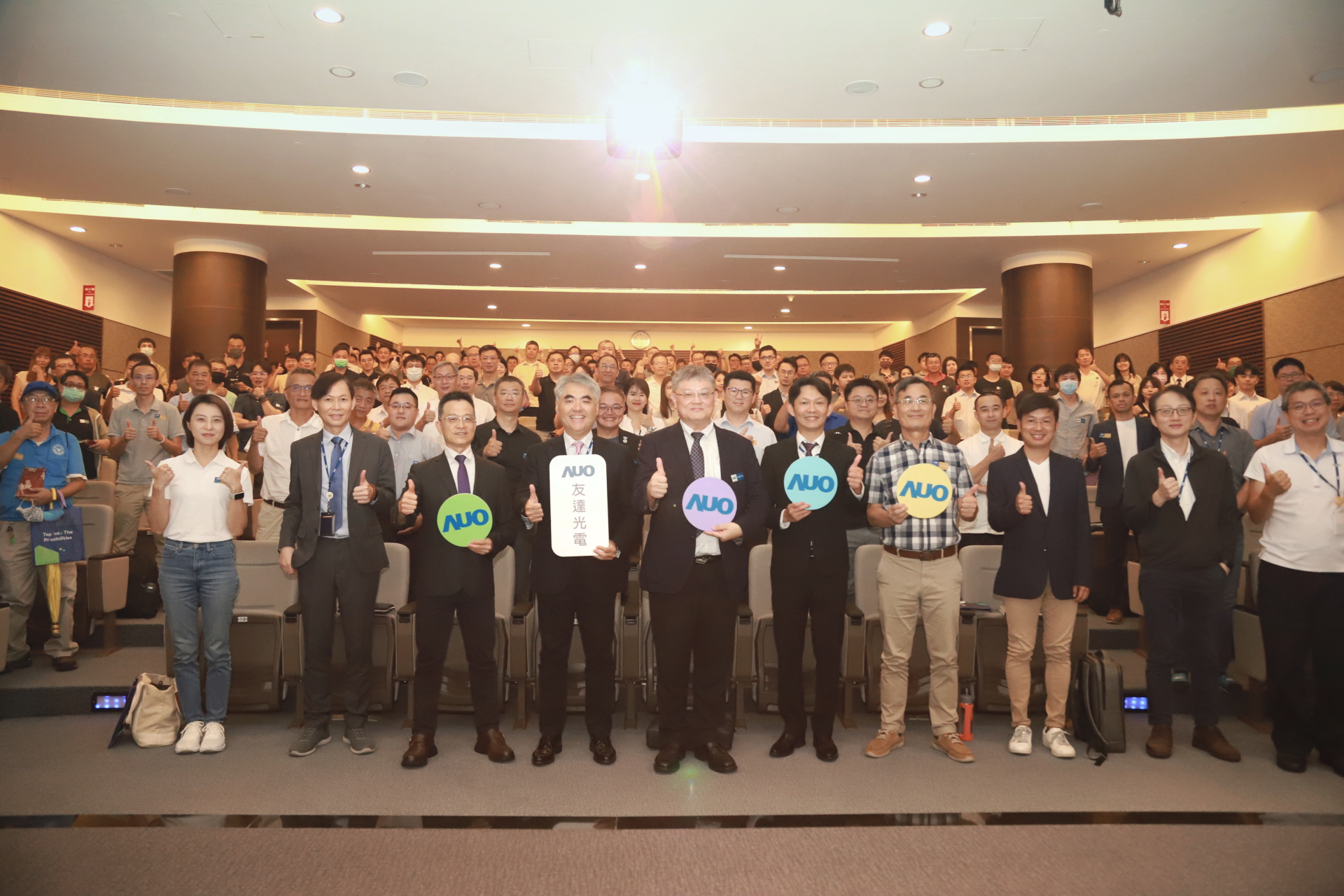 友達光電邀請領域專家共研再生能源發展、電力需求及建築物減碳等議題進行交流，盼共擘綠色永續生態圈的嶄新契機。