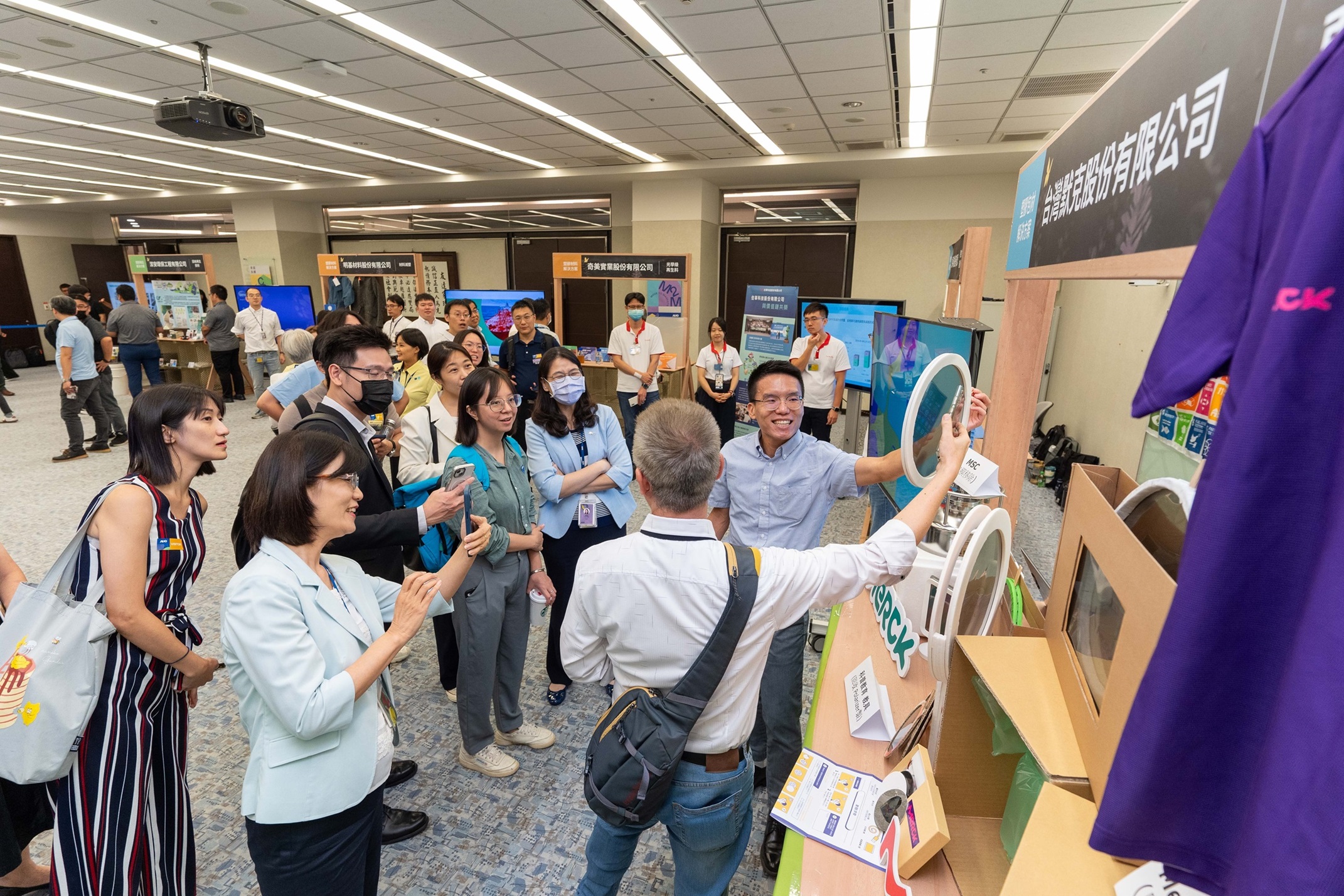 金年会|jinnianhui连手产业伙伴策划首届生态圈联展，展示如何将废塑料循环再利用，创新解决方案包括：塑料包材再生与循环使用、再生塑料研发及应用、废塑料回收再生技术、减塑生活提案等