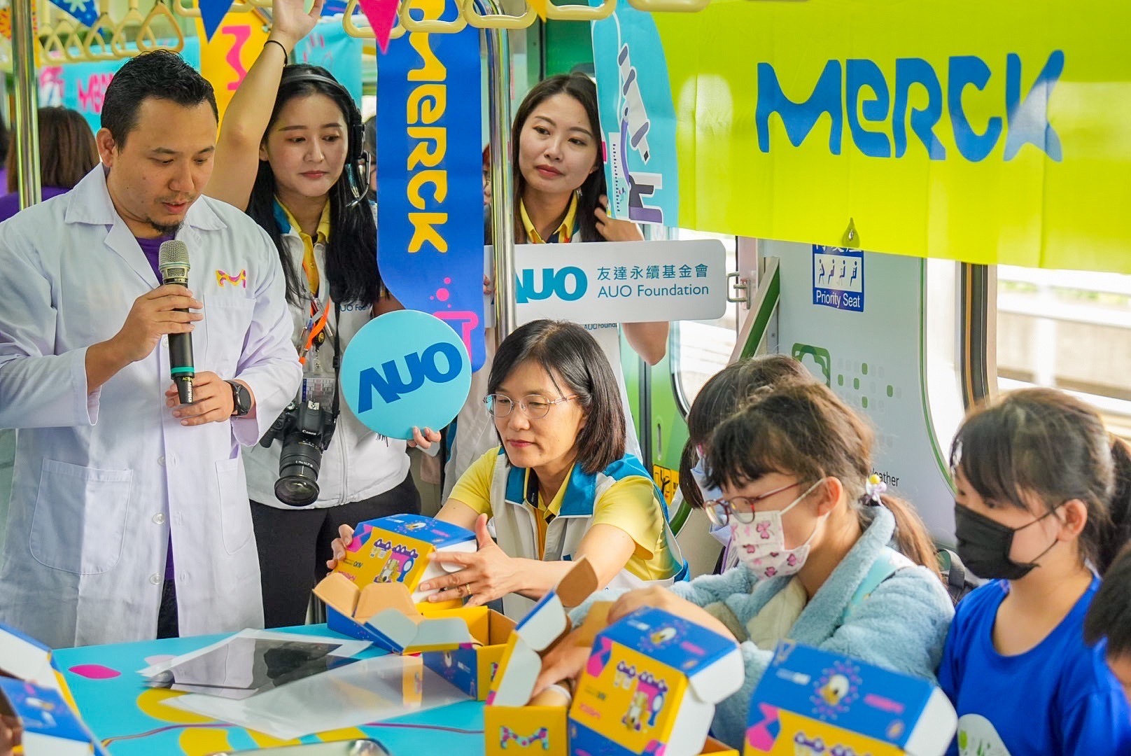 友達以光電、再生能源、水資源三大核心，設計「再生能源和循環經濟」多元永續教育主題，並攜手供應鏈夥伴默克開發創意科學教材及實作體驗，期讓永續素養透過科學探索向下扎根