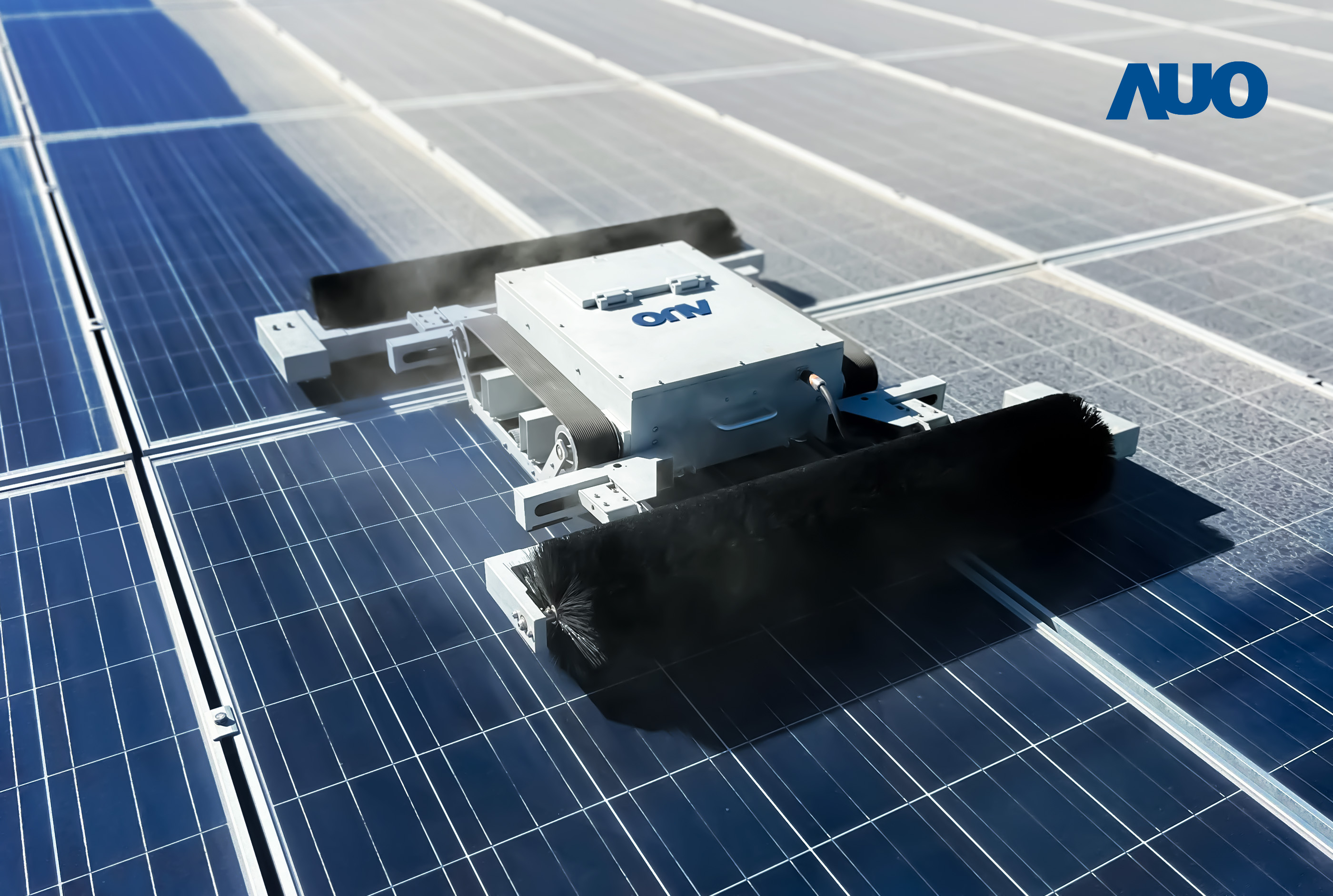 友達「太陽能模組清潔機器人SunCleanBots」，具輕量化、智慧化與高效率優勢，搭載全自動導航清潔模式，已應用於多個太陽能電廠場域，大幅提升太陽能模組使用壽命與效能並降低人力成本，獲台灣精品銀質獎