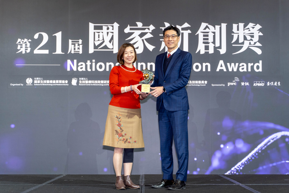 友達旗下子公司友達耘康與達擎分別以「中醫數位化檢測解決方案」及「寬視角3D醫療顯示器」獲得第二十一屆國家新創獎「智慧醫療與健康科技」類別的「企業新創獎」與「國家新創精進獎」兩項殊榮。圖左為衛生福利部政務次長林靜儀、圖右為友達光電智慧醫療事業群總經理廖世宏