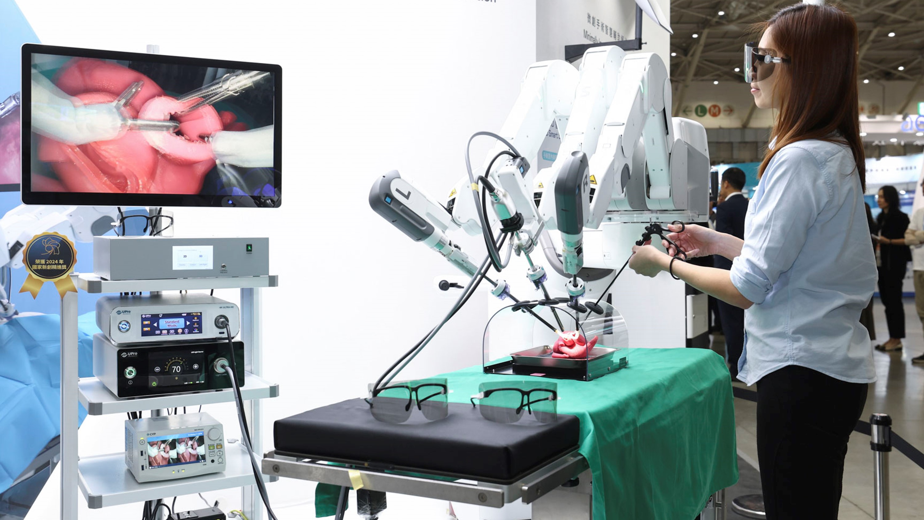 達擎寬視角3D醫療顯示器可應用於機器人手術即時3D解決方案，提供醫療團隊即時、同步的3D手術影像，提升溝通效率與手術安全性