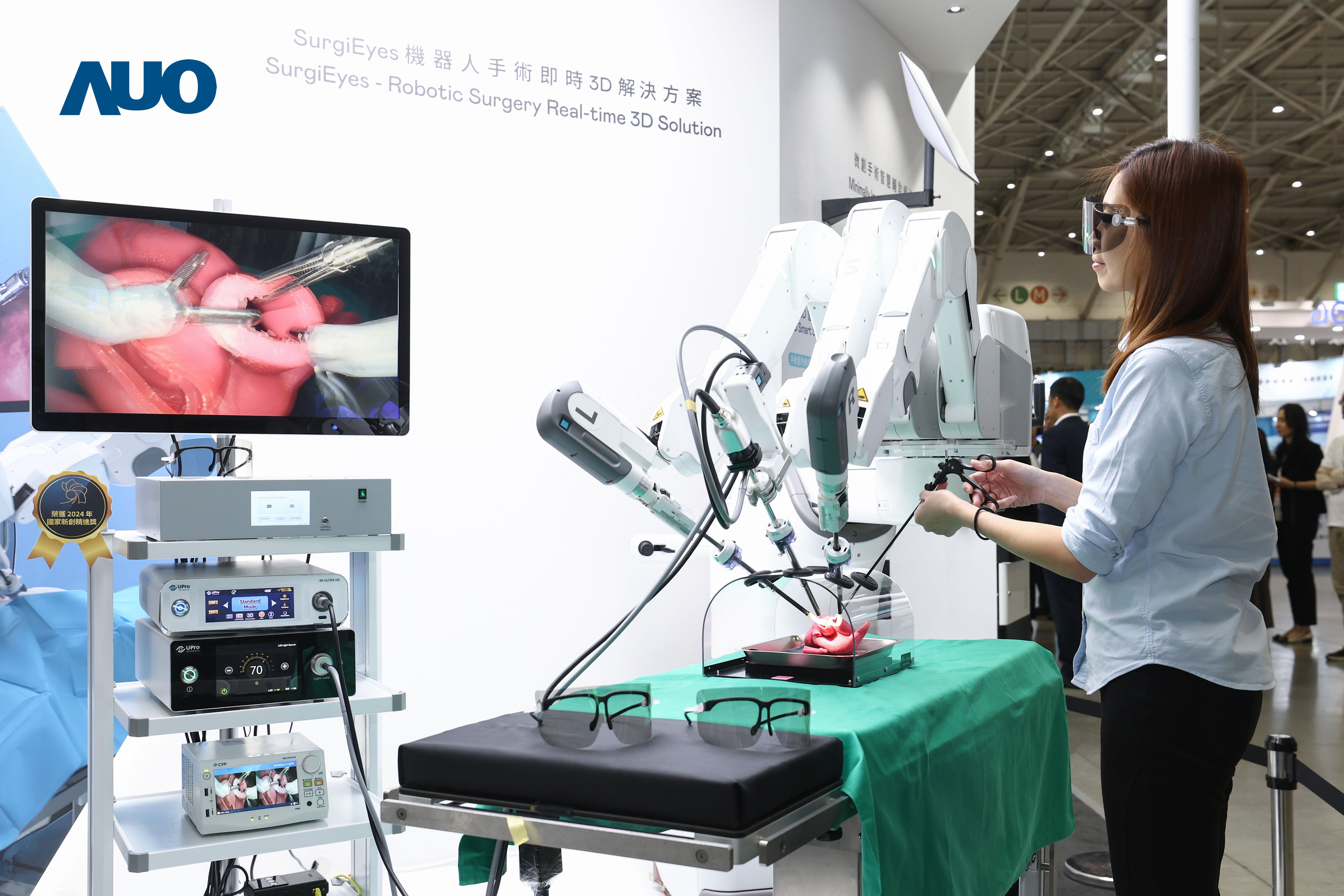 達擎以領先的3D顯示技術推出「SurgiEyes機器人手術即時3D解決方案」，整合先進3D影像處理與獨家3D垂直寬視角、廣色域的顯示技術，手術團隊可即時同步主刀醫師視角看到清晰3D影像，提升溝通效率與安全性。