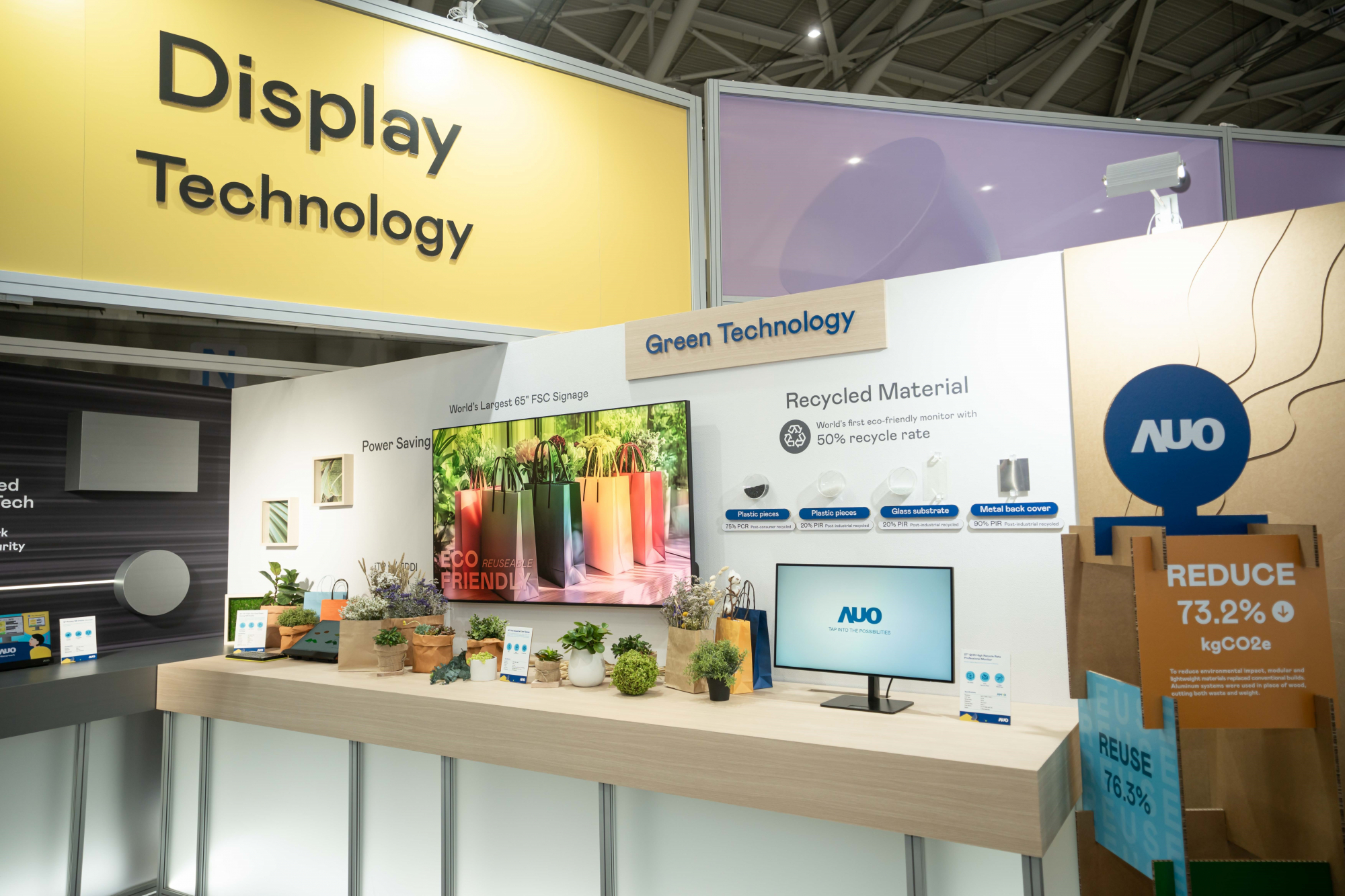 友達Touch Taiwan 2025雙展位再度獲etouch 綠色裝潢設計獎肯定；智慧顯示展位以鋁製模組系統取代傳統木作施作，並在相關裝潢物與設計使用可回收、可重複使用的材料，體現低碳與循環精神。