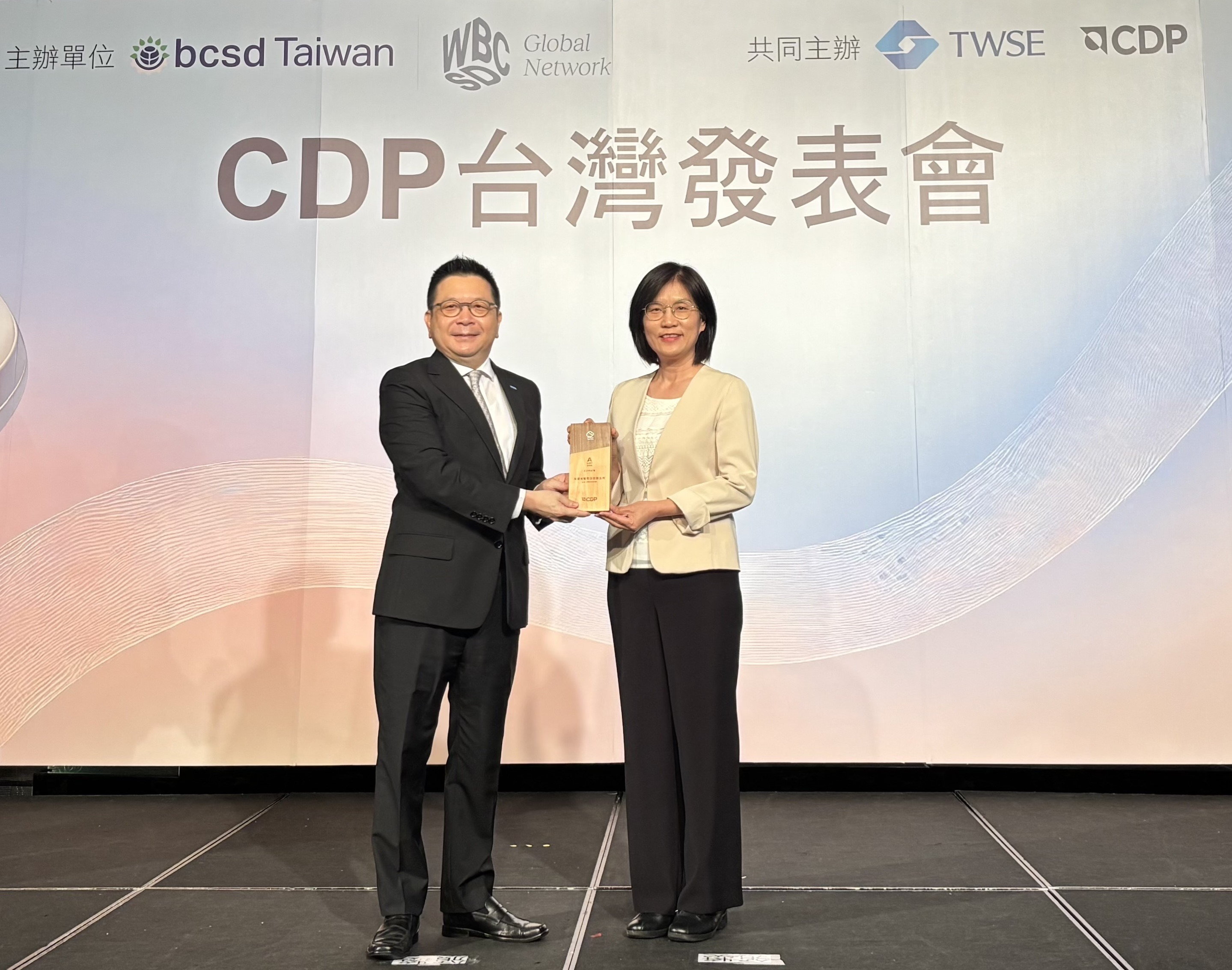 友達永續成果再獲國際評比肯定，獲頒CDP氣候與水資源雙項領導力評級。今由臺灣證券交易所董事長林修銘（左）頒獎，友達光電永續長古秀華（右）代表受獎