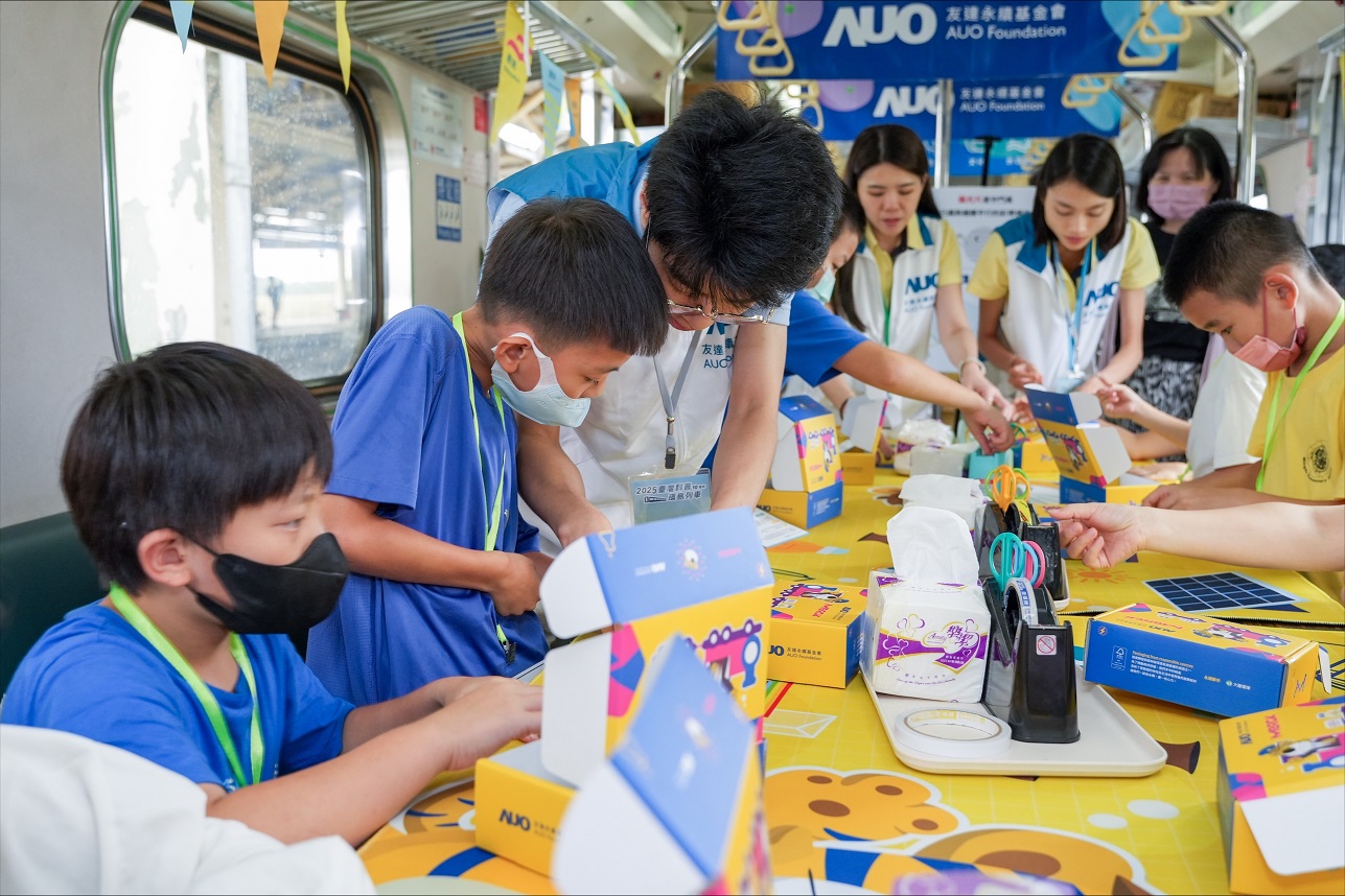 今年友達設計「光電、再生能源、水資源」三大課程主題，攜手供應鏈夥伴默克及大豐環保，以循環經濟理念開發創意教材