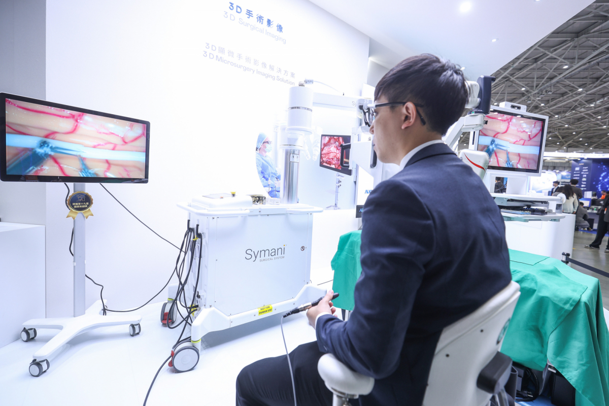 达擎推出〝3D显微手术影像解决方案〞，将3D影像技术从腹腔内视镜手术延伸至神经、血管、淋巴等高难度显微手术，提供超清晰立体视野，协助医疗团队在复杂手术中完成精准细腻操作。
