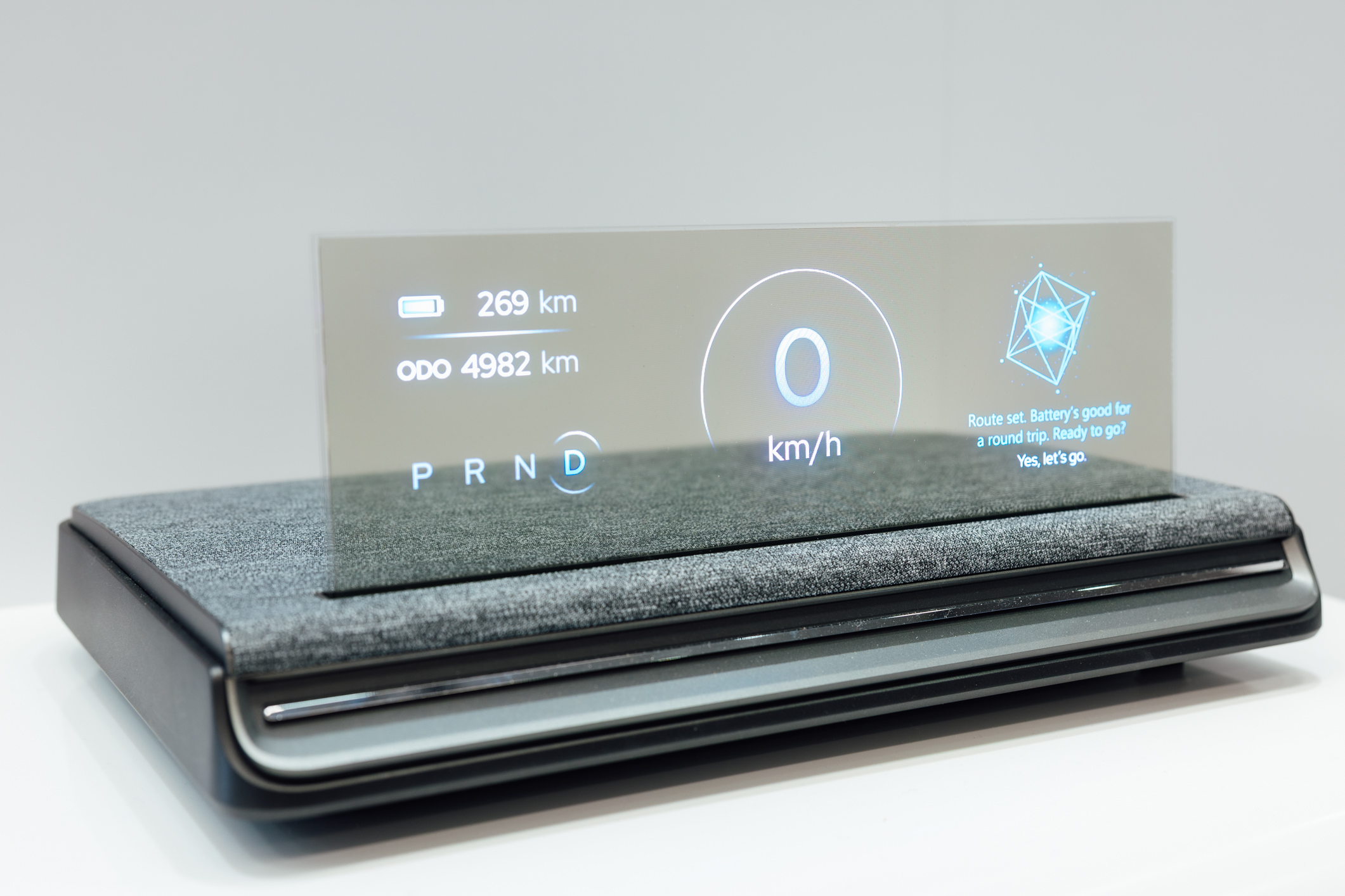 全球首款Aero Module透明Micro LED显示器模块外观轻盈通透，可与数字内容完美融合，提供动态显示、先进控制、个人化沉浸感受。