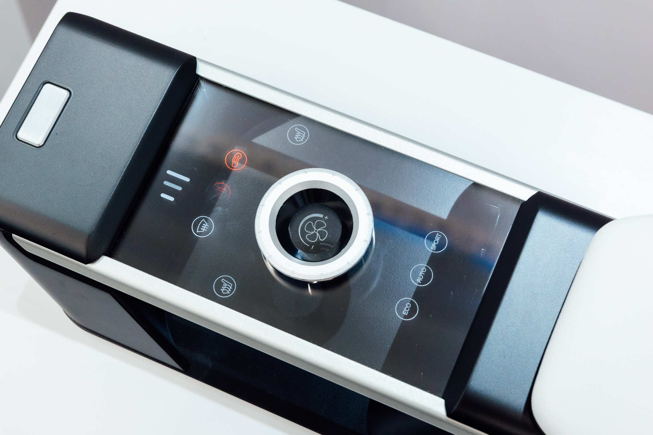 以极简设计打造的CrystalSense Console，为中央扶手区带来创新突破，将功能隐藏于简约的外观中，并采用悬浮式旋钮搭配玻璃面板与主动触觉回馈，仅在操作时才显现功能选单，提供直觉且可自定义的互动体验。